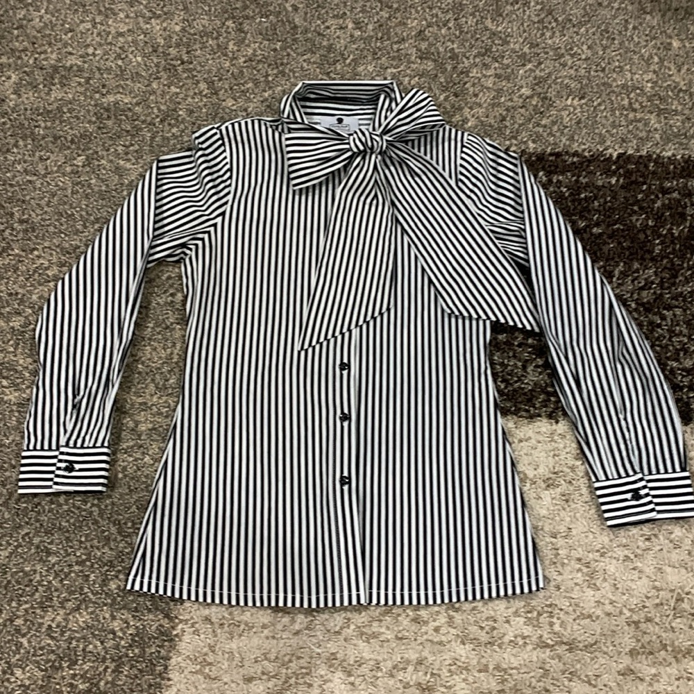 Dainty Jewells brand black & white striped button up top with bow. Size small